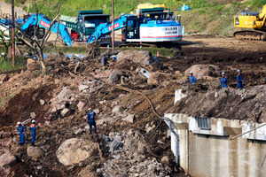 残された1人、陸の捜索中止 阿蘇大橋付近、ヘリは継続