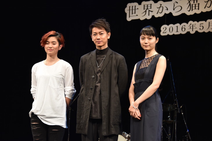 佐藤健＆宮崎あおい「せか猫」試写会に登場、HARUHI生歌に「感動しました」