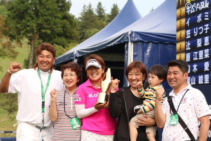 福嶋浩子が涙の初制覇！史上初姉妹Vに「ようやく姉の足元が見えてきた」