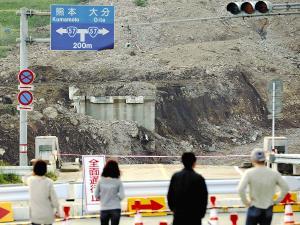 不明者捜索打ち切り 熊本知事「断腸の思い」