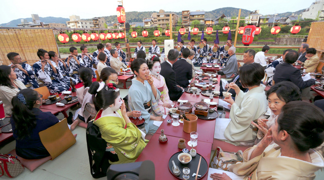 夏の風情、一足早く 京都・鴨川で床開き