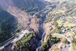 捜索中止に両親、「おかえりと言いたい」と涙