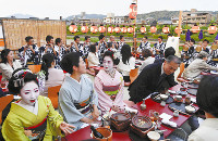 川風に味も格別、京都・鴨川の納涼床始まる 2016年05月02日