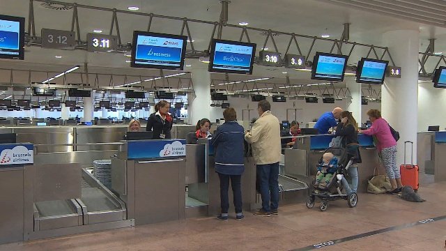 テロ発生の出発ロビー、１カ月半ぶり再開 ブリュッセル空港