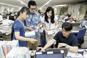 アロハ・かりゆし…クールビズ、今年も始まる 2016年05月02日 14時28分