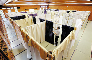 避難所１８か所、生活環境改善へ…畳や間仕切り 2016年05月03日 10時34分