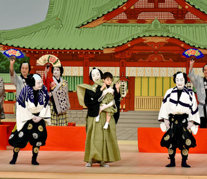 菊之助さん長男、初お目見え…顔隠し声出せず 2016年05月03日 11時27分