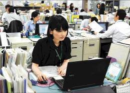 ＜クールビズ＞肌寒くても装い「夏」対応