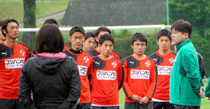 Ｕ２３手倉森監督、Ｊ２熊本を激励 「人つなぐパスを」