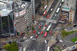 速度落ちず歩道へ、宙に浮く人 車載カメラとらえた暴走